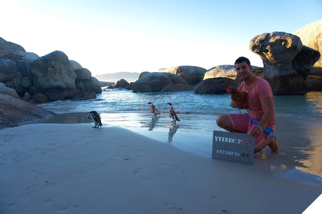 
Hai người bạn đặt chân đến vùng Nam Cực trong một ngày nắng ấm