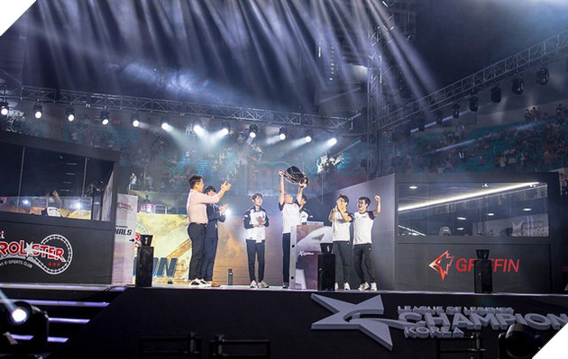 LMHT: Vô địch LCK mùa Hè 2018, ngôi sao trẻ đường giữa của KT Rolster bắt đầu muốn vượt qua cả Faker - Ảnh 3.