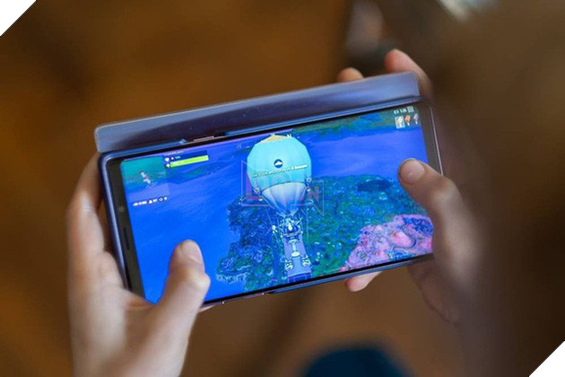 iPhone XS Max dùng The Elder Scrolls để khai chiến với Fornite trên Galaxy Note9 - Ảnh 1.