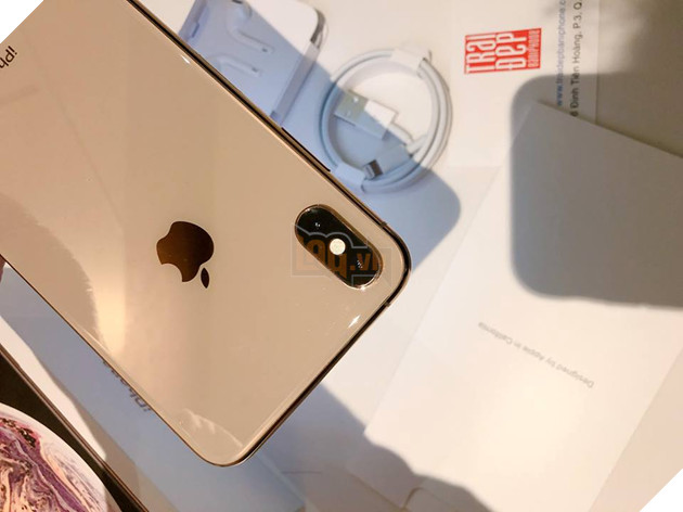 Cận cảnh đợt iPhone XS Max Gold 256GB đầu tiên cập bến tại Việt Nam 5