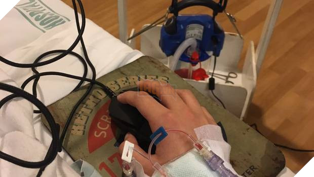 LMHT: Thán phục game thủ vừa phẫu thuật xong vẫn tham gia giải đấu ngay trên giường bệnh, lại còn vô địch mới ghê - Ảnh 1.