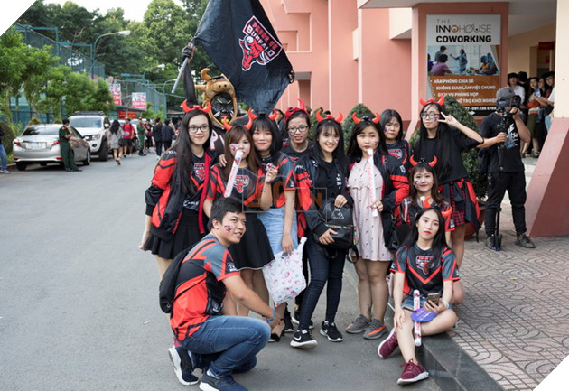 Toàn cảnh trận Chung Kết VCS Mùa Hè 2018 - Hào hứng chào mừng Phong Vũ Buffalo với tấm vé CKTG 12