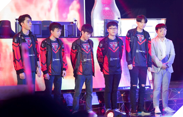 Toàn cảnh trận Chung Kết VCS Mùa Hè 2018 - Hào hứng chào mừng Phong Vũ Buffalo với tấm vé CKTG 18