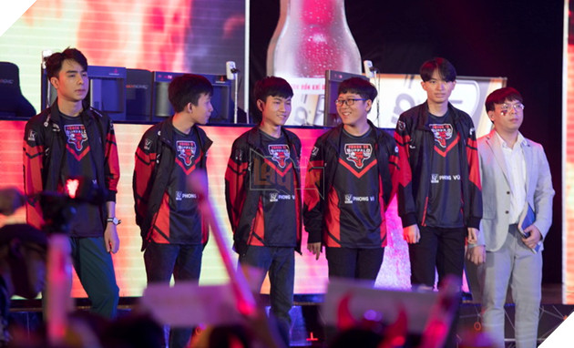 Toàn cảnh trận Chung Kết VCS Mùa Hè 2018 - Hào hứng chào mừng Phong Vũ Buffalo với tấm vé CKTG 20