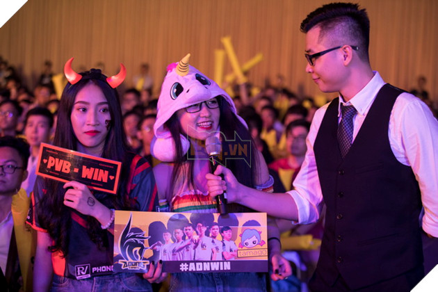 Toàn cảnh trận Chung Kết VCS Mùa Hè 2018 - Hào hứng chào mừng Phong Vũ Buffalo với tấm vé CKTG 21