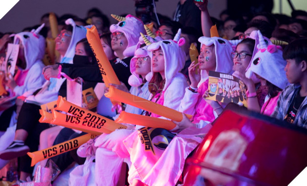 Toàn cảnh trận Chung Kết VCS Mùa Hè 2018 - Hào hứng chào mừng Phong Vũ Buffalo với tấm vé CKTG 26