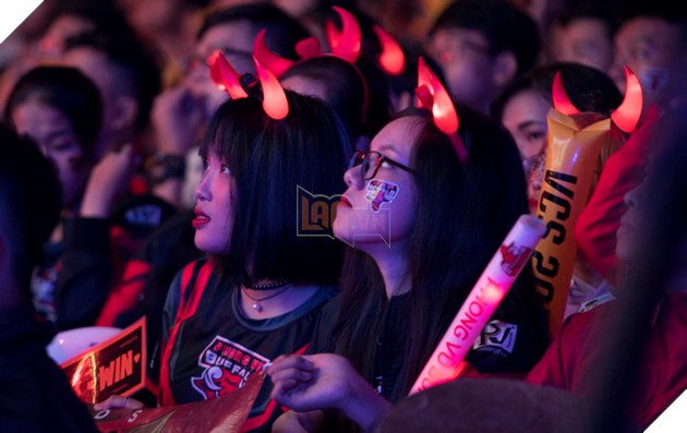 Toàn cảnh trận Chung Kết VCS Mùa Hè 2018 - Hào hứng chào mừng Phong Vũ Buffalo với tấm vé CKTG 27