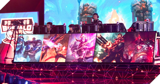 Toàn cảnh trận Chung Kết VCS Mùa Hè 2018 - Hào hứng chào mừng Phong Vũ Buffalo với tấm vé CKTG 30