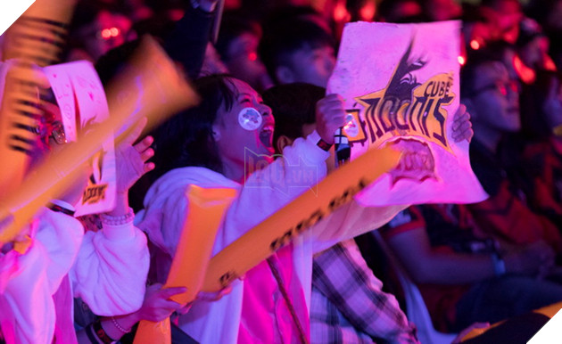 Toàn cảnh trận Chung Kết VCS Mùa Hè 2018 - Hào hứng chào mừng Phong Vũ Buffalo với tấm vé CKTG 32