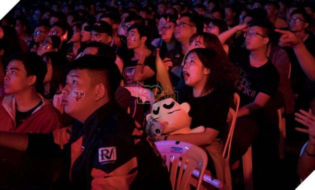 Toàn cảnh trận Chung Kết VCS Mùa Hè 2018 - Hào hứng chào mừng Phong Vũ Buffalo với tấm vé CKTG 41