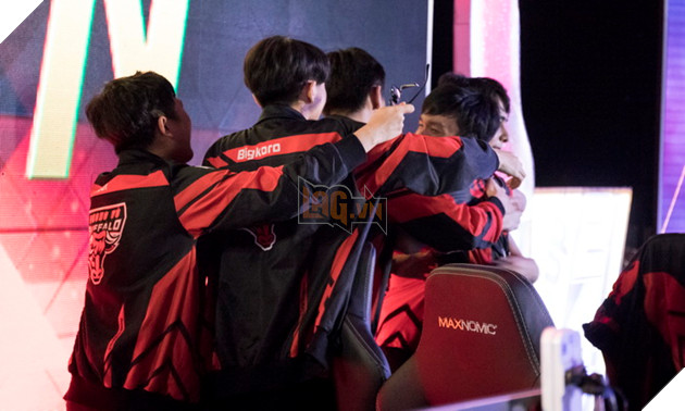 Toàn cảnh trận Chung Kết VCS Mùa Hè 2018 - Hào hứng chào mừng Phong Vũ Buffalo với tấm vé CKTG 42