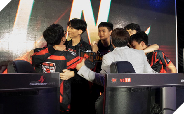 Toàn cảnh trận Chung Kết VCS Mùa Hè 2018 - Hào hứng chào mừng Phong Vũ Buffalo với tấm vé CKTG 43
