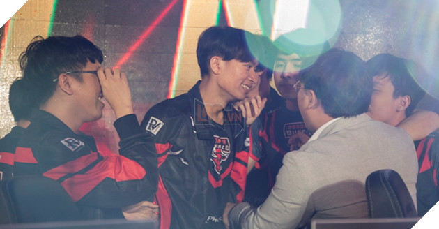 Toàn cảnh trận Chung Kết VCS Mùa Hè 2018 - Hào hứng chào mừng Phong Vũ Buffalo với tấm vé CKTG 44