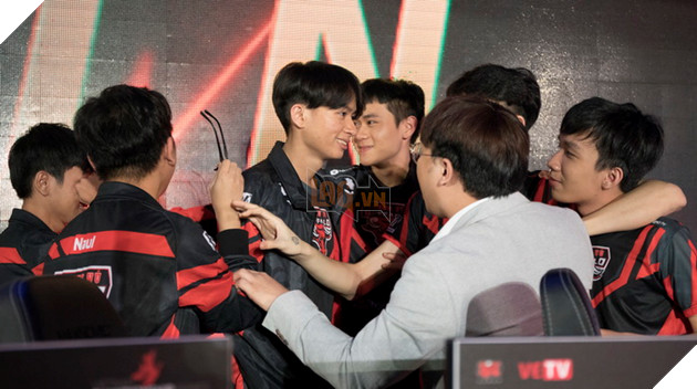 Toàn cảnh trận Chung Kết VCS Mùa Hè 2018 - Hào hứng chào mừng Phong Vũ Buffalo với tấm vé CKTG 45