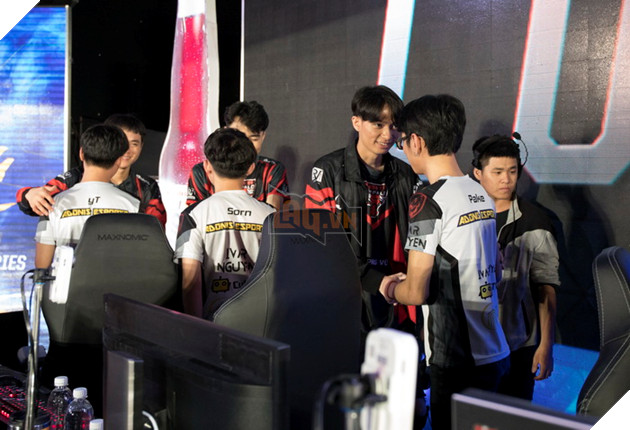 Toàn cảnh trận Chung Kết VCS Mùa Hè 2018 - Hào hứng chào mừng Phong Vũ Buffalo với tấm vé CKTG 46