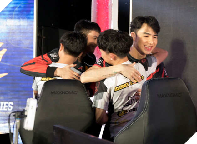 Toàn cảnh trận Chung Kết VCS Mùa Hè 2018 - Hào hứng chào mừng Phong Vũ Buffalo với tấm vé CKTG 47