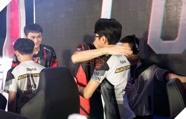 Toàn cảnh trận Chung Kết VCS Mùa Hè 2018 - Hào hứng chào mừng Phong Vũ Buffalo với tấm vé CKTG 48