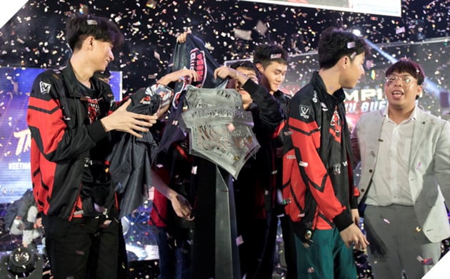 Toàn cảnh trận Chung Kết VCS Mùa Hè 2018 - Hào hứng chào mừng Phong Vũ Buffalo với tấm vé CKTG 50