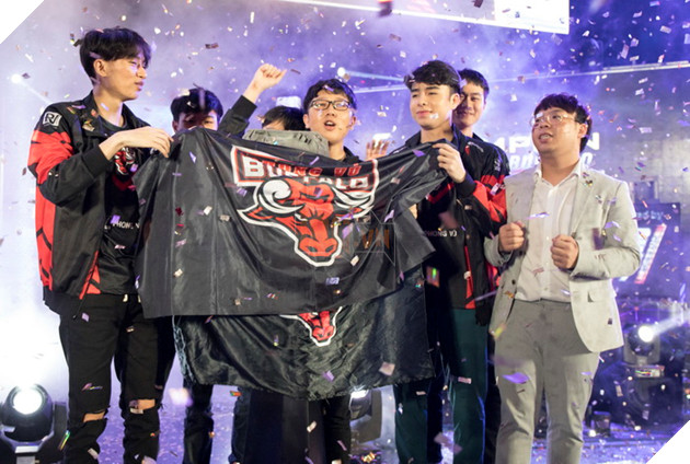 Toàn cảnh trận Chung Kết VCS Mùa Hè 2018 - Hào hứng chào mừng Phong Vũ Buffalo với tấm vé CKTG 51