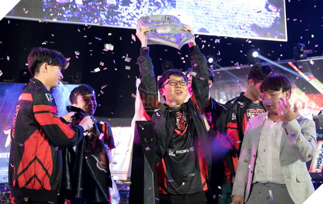 Toàn cảnh trận Chung Kết VCS Mùa Hè 2018 - Hào hứng chào mừng Phong Vũ Buffalo với tấm vé CKTG 53