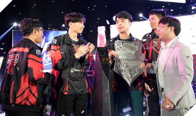 Toàn cảnh trận Chung Kết VCS Mùa Hè 2018 - Hào hứng chào mừng Phong Vũ Buffalo với tấm vé CKTG 56