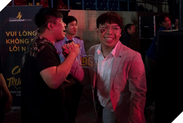 Toàn cảnh trận Chung Kết VCS Mùa Hè 2018 - Hào hứng chào mừng Phong Vũ Buffalo với tấm vé CKTG 57