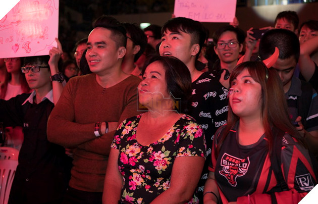 Toàn cảnh trận Chung Kết VCS Mùa Hè 2018 - Hào hứng chào mừng Phong Vũ Buffalo với tấm vé CKTG 60