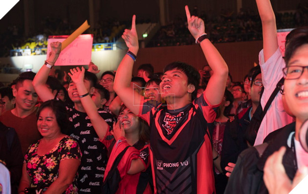 Toàn cảnh trận Chung Kết VCS Mùa Hè 2018 - Hào hứng chào mừng Phong Vũ Buffalo với tấm vé CKTG 61