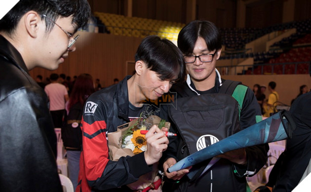 Toàn cảnh trận Chung Kết VCS Mùa Hè 2018 - Hào hứng chào mừng Phong Vũ Buffalo với tấm vé CKTG 64