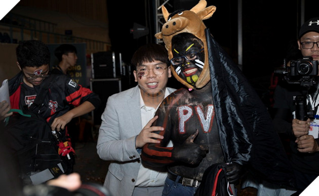 Toàn cảnh trận Chung Kết VCS Mùa Hè 2018 - Hào hứng chào mừng Phong Vũ Buffalo với tấm vé CKTG 69