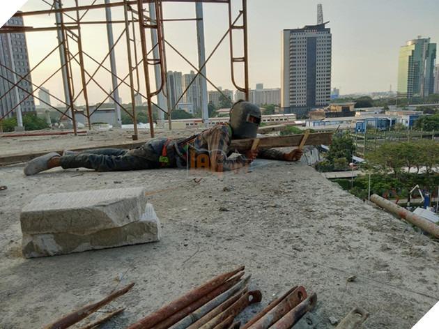 PUBG Mobile: Chiêm ngưỡng màn cosplay siêu tiết kiệm của... anh chàng thợ xây - Ảnh 1.