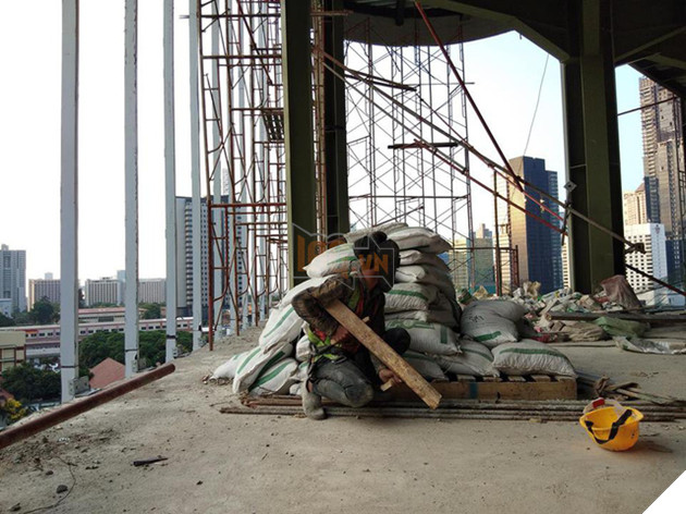 PUBG Mobile: Chiêm ngưỡng màn cosplay siêu tiết kiệm của... anh chàng thợ xây - Ảnh 2.