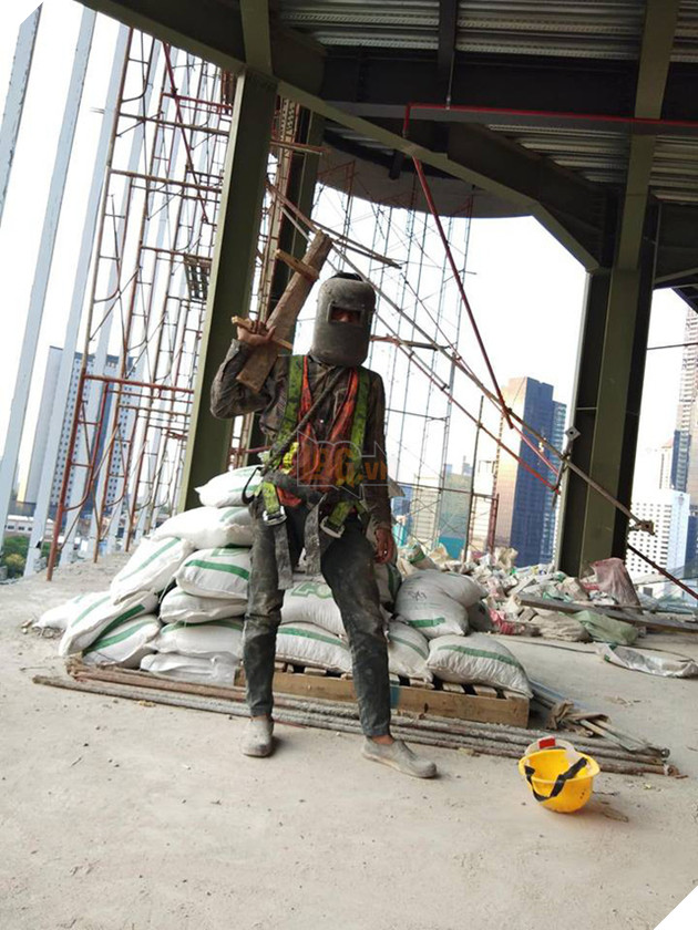 PUBG Mobile: Chiêm ngưỡng màn cosplay siêu tiết kiệm của... anh chàng thợ xây - Ảnh 3.