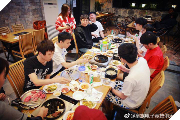 LMHT: RNG - đặc biệt là Uzi hạnh phúc khi được Mata mời đi ăn thịt nướng tại Hàn Quốc - Ảnh 2.