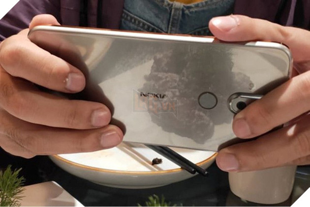 Nokia 7.1 (Plus) lộ ảnh thực tế, camera kép phía sau, màn hình tai thỏ - Ảnh 1.