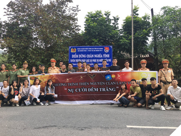CrossFire Legends: Clan Lang Vu Dai to chuc buoi tu thien “Nu Cuoi Dem Trang” cho tre em ngheo Ha Giang 15 CrossFire Legends: Clan Làng Vũ Đại tổ chức buổi từ thiện “Nụ Cười Đêm Trăng” cho trẻ em nghèo Hà Giang 15