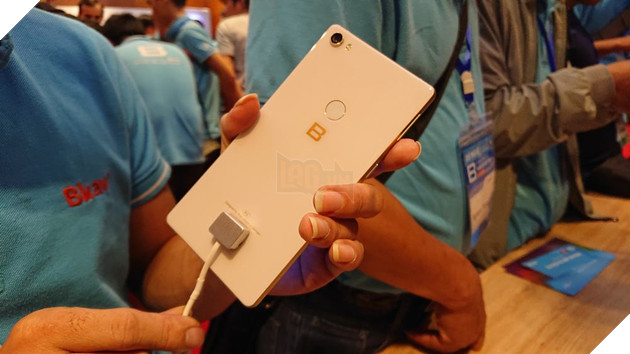 Can canh bo doi Bphone 3 va Bphone 3 Pro moi duoc BKAV ra mat 15 Cận cảnh bộ đôi Bphone 3 và Bphone 3 Pro mới được BKAV ra mắt 15