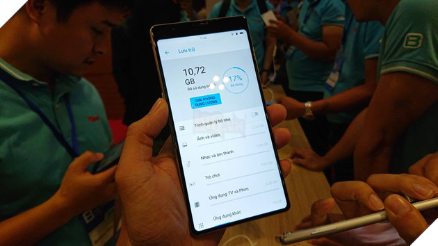 Can canh bo doi Bphone 3 va Bphone 3 Pro moi duoc BKAV ra mat 19 Cận cảnh bộ đôi Bphone 3 và Bphone 3 Pro mới được BKAV ra mắt 19