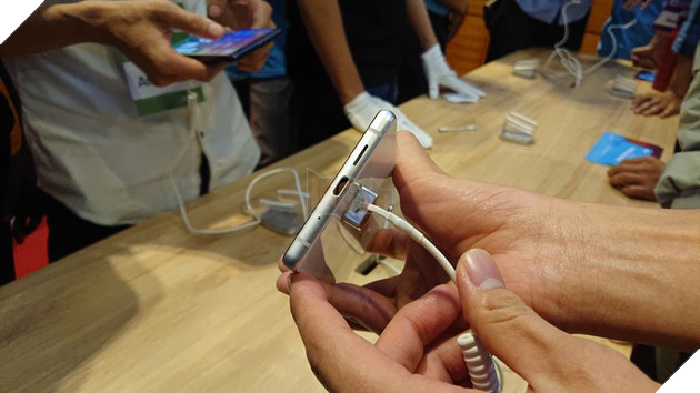 Can canh bo doi Bphone 3 va Bphone 3 Pro moi duoc BKAV ra mat 3 Cận cảnh bộ đôi Bphone 3 và Bphone 3 Pro mới được BKAV ra mắt 3