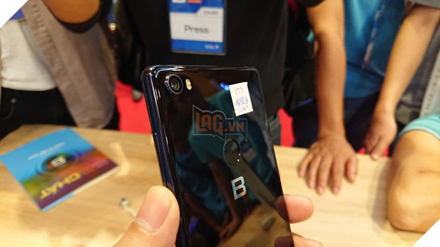 Can canh bo doi Bphone 3 va Bphone 3 Pro moi duoc BKAV ra mat 8 Cận cảnh bộ đôi Bphone 3 và Bphone 3 Pro mới được BKAV ra mắt 8