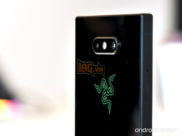 Cận cảnh Razer Phone 2: Mặt lưng bằng kính, logo phát sáng hiệu ứng Chroma, kích thước không thay đổi - Ảnh 1. Cận cảnh Razer Phone 2: Mặt lưng bằng kính, logo phát sáng hiệu ứng Chroma, kích thước không thay đổi - Ảnh 1.