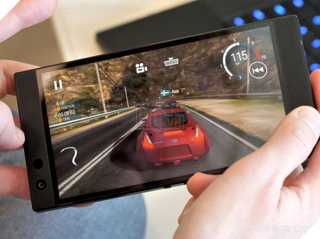 Cận cảnh Razer Phone 2: Mặt lưng bằng kính, logo phát sáng hiệu ứng Chroma, kích thước không thay đổi - Ảnh 5. Cận cảnh Razer Phone 2: Mặt lưng bằng kính, logo phát sáng hiệu ứng Chroma, kích thước không thay đổi - Ảnh 5.