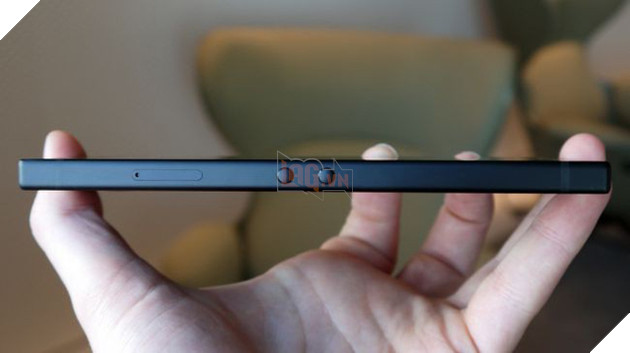Cận cảnh Razer Phone 2: Mặt lưng bằng kính, logo phát sáng hiệu ứng Chroma, kích thước không thay đổi - Ảnh 7. Cận cảnh Razer Phone 2: Mặt lưng bằng kính, logo phát sáng hiệu ứng Chroma, kích thước không thay đổi - Ảnh 7.