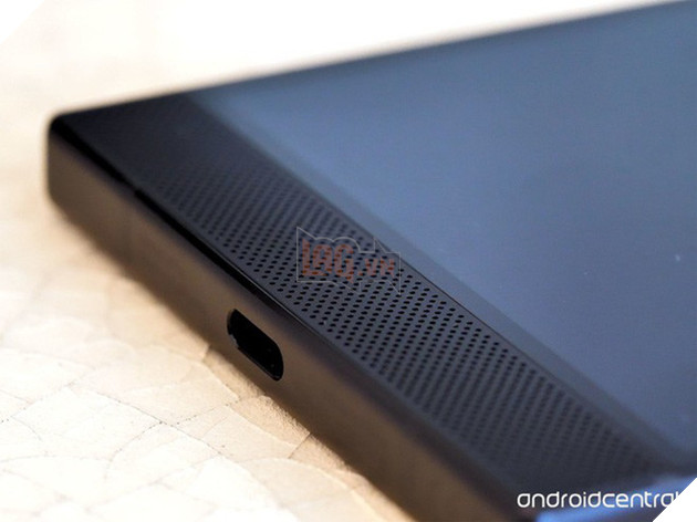 Cận cảnh Razer Phone 2: Mặt lưng bằng kính, logo phát sáng hiệu ứng Chroma, kích thước không thay đổi - Ảnh 8. Cận cảnh Razer Phone 2: Mặt lưng bằng kính, logo phát sáng hiệu ứng Chroma, kích thước không thay đổi - Ảnh 8.