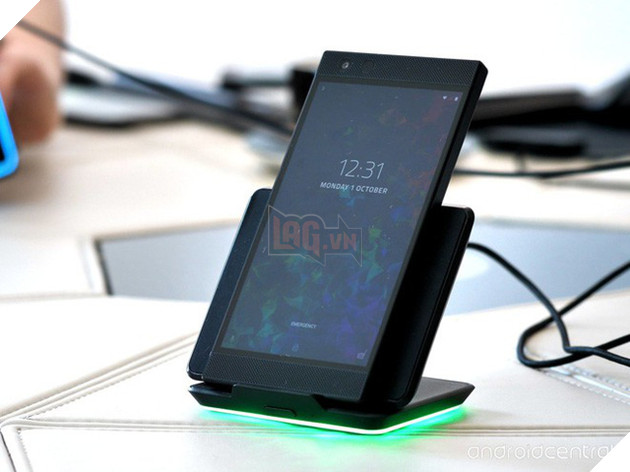 Cận cảnh Razer Phone 2: Mặt lưng bằng kính, logo phát sáng hiệu ứng Chroma, kích thước không thay đổi - Ảnh 10. Cận cảnh Razer Phone 2: Mặt lưng bằng kính, logo phát sáng hiệu ứng Chroma, kích thước không thay đổi - Ảnh 10.