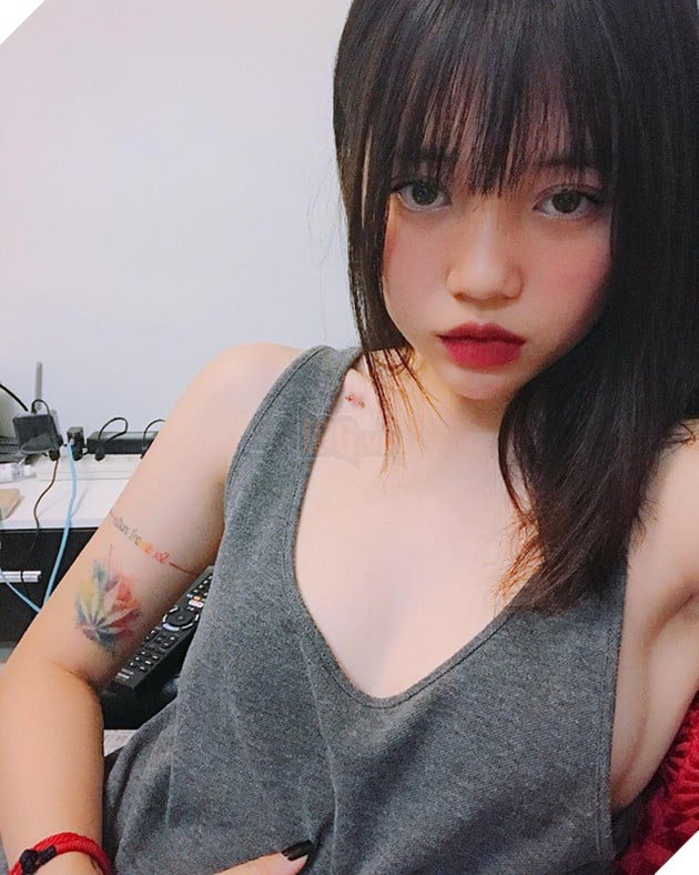 Soi loạt hình xăm đẹp và cá tính của các nữ streamer đình đám nhất Việt Nam - Ảnh 9. Soi loạt hình xăm đẹp và cá tính của các nữ streamer đình đám nhất Việt Nam - Ảnh 9.