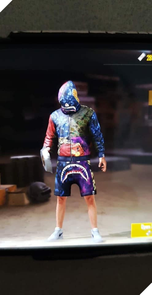 Game thủ PUBG Mobile quốc tế nói gì về bộ trang phục màu mè Bape - Ảnh 4. Game thủ PUBG Mobile quốc tế nói gì về bộ trang phục màu mè Bape - Ảnh 4.