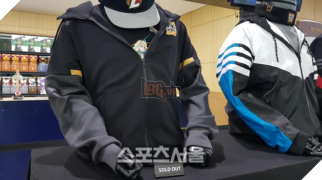 LMHT: Thiết kế quá đẹp và ý nghĩa, áo khoác CKTG 2018 phiên bản Hàn Quốc luôn trong tình trạng cháy hàng- Ảnh 1.