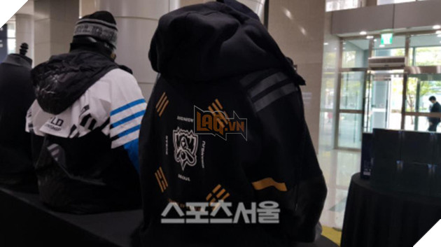 LMHT: Thiết kế quá đẹp và ý nghĩa, áo khoác CKTG 2018 phiên bản Hàn Quốc luôn trong tình trạng cháy hàng- Ảnh 2.