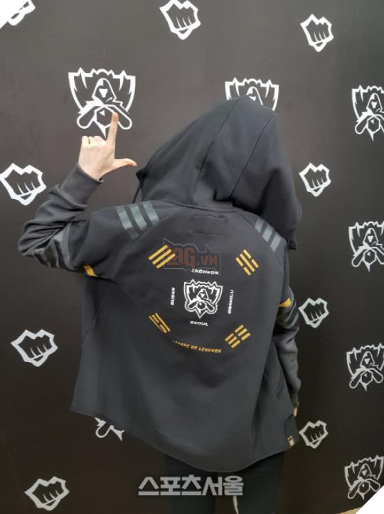 LMHT: Thiết kế quá đẹp và ý nghĩa, áo khoác CKTG 2018 phiên bản Hàn Quốc luôn trong tình trạng cháy hàng- Ảnh 3.